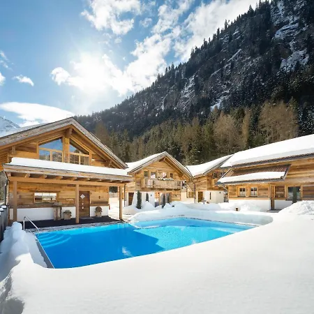 Wiese Hotel Sankt Leonhard im Pitztal