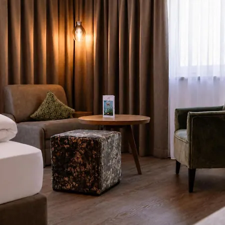Wiese Hotel St. Leonhard im Pitztal