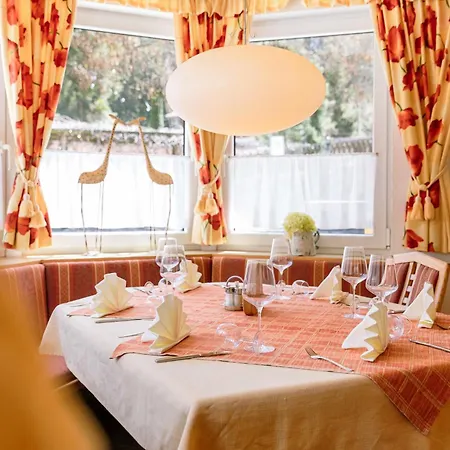 Wiese Hotel St. Leonhard im Pitztal