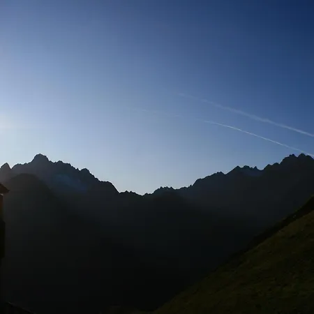 Wiese Hotell Sankt Leonhard im Pitztal