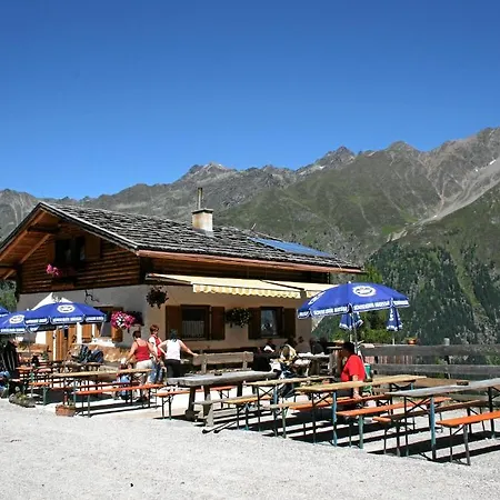 Wiese Hotel St. Leonhard im Pitztal