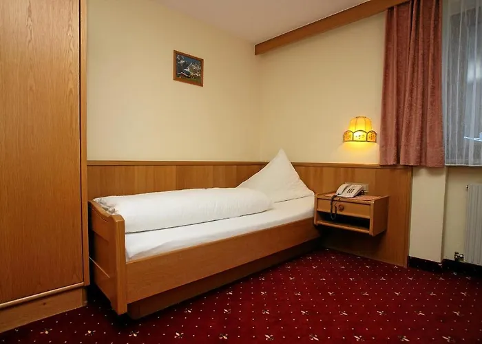 Wiese Hotell Sankt Leonhard im Pitztal