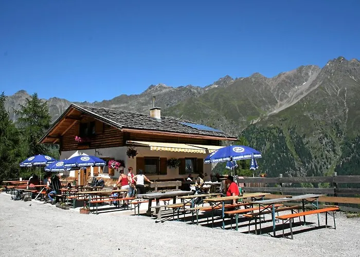 Wiese Hotell Sankt Leonhard im Pitztal
