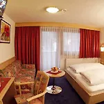 Wiese Hotel Sankt Leonhard im Pitztal