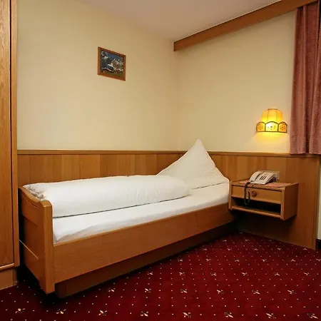 Wiese Hotel Sankt Leonhard im Pitztal