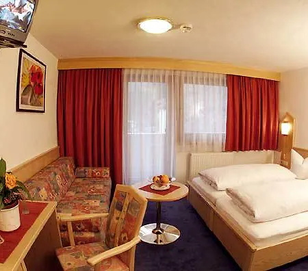 Wiese Hotel Sankt Leonhard im Pitztal