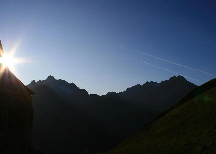 Wiese Hotel Sankt Leonhard im Pitztal