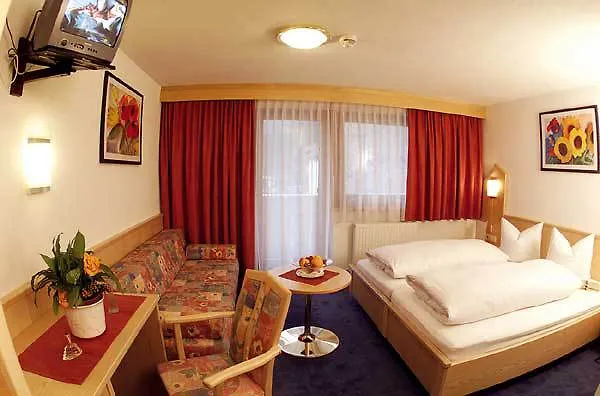 Wiese Hotel Sankt Leonhard im Pitztal